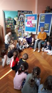 Rybki z kolejną wizytą w bibliotece Bromby i Przyjaciół -obchody Międzynarodowego Dnia Książki Dla Dzieci